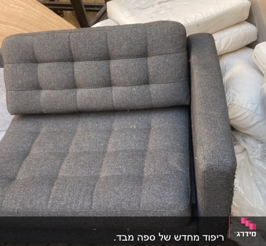 כריות ריפוד אפורות על ספה, כריות לבנות בצד